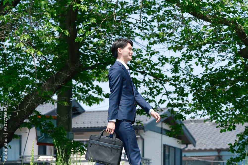 屋外を歩くビジネスマン