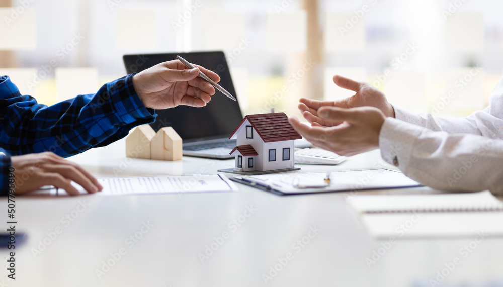 Real estate agents negotiate the terms of the home purchase contract and sign the contract legally. 