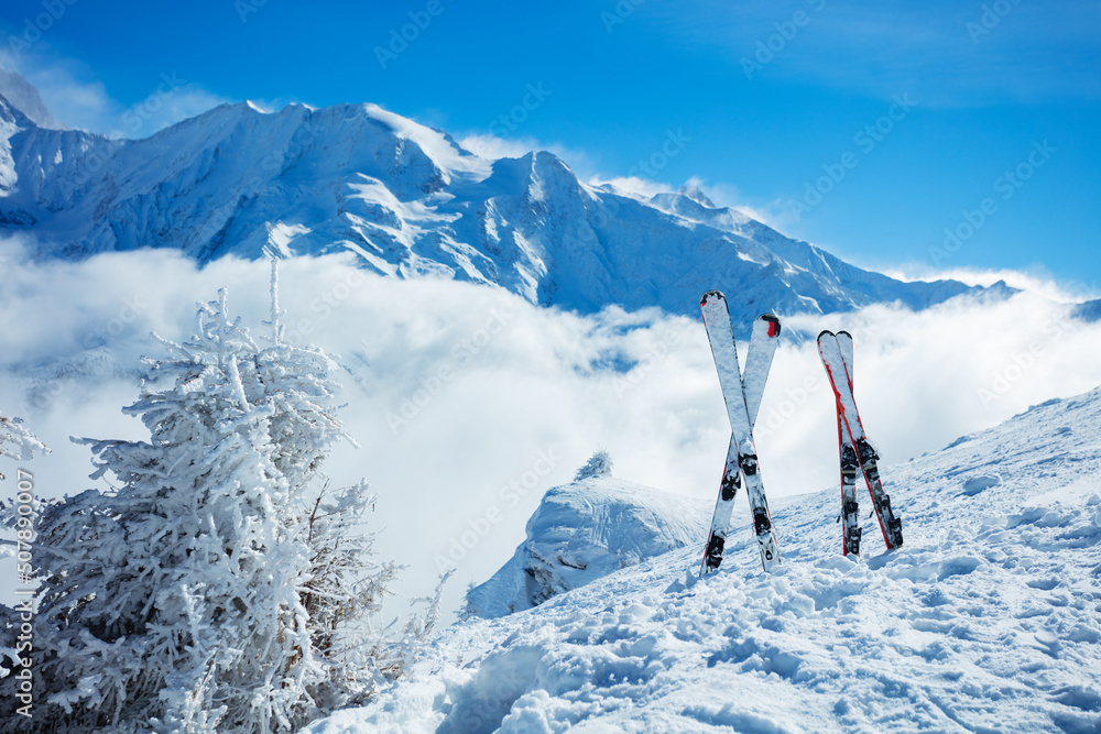 在美丽的白雪皑皑的高山山峰山谷上滑雪