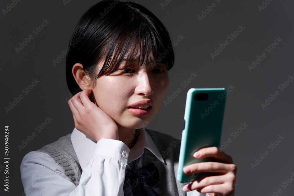 暗闇でスマホを見て困る女子高生