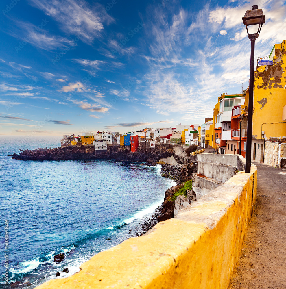 Paisaje pintoresco. Paisaje marino de las Islas Canarias. Pueblo de Tenerife. Puerto de la cruz.