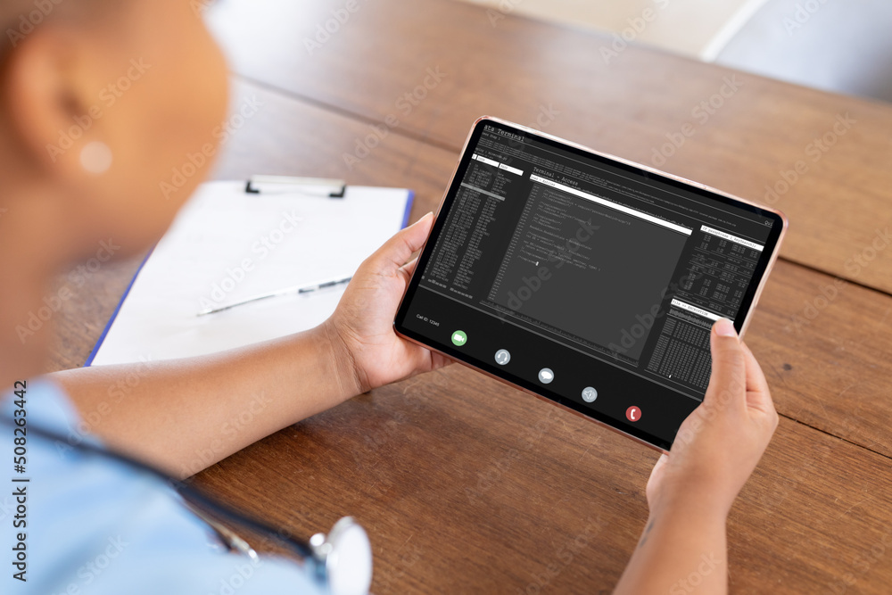 非裔美国女医生在视频通话中使用数字平板电脑