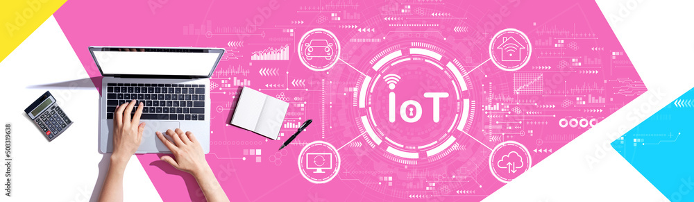 使用笔记本电脑的人的物联网主题
