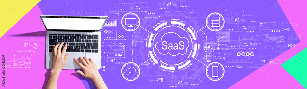 SaaS-软件即服务概念，用户使用笔记本电脑