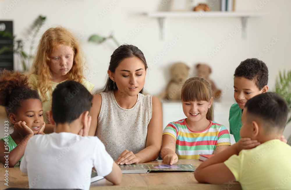 孩子们在课堂上和老师一起上文学课