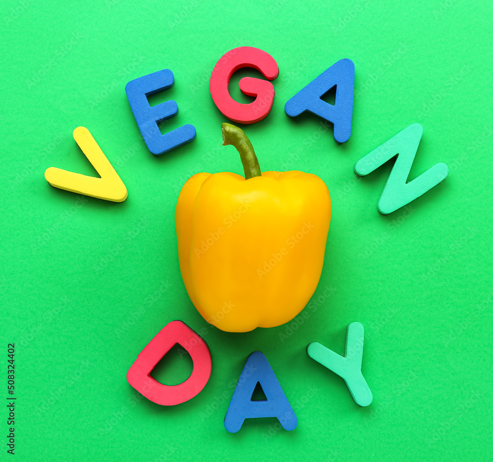 绿色背景上的Bell pepper和文字VEGAN DAY