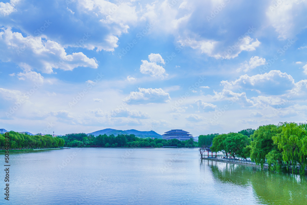 天空、白云和湖景