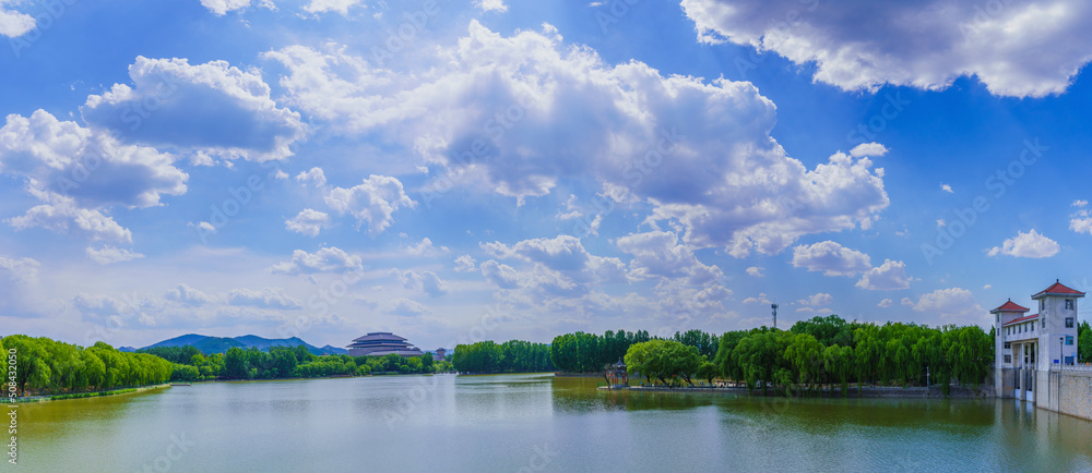 天空、白云和湖景