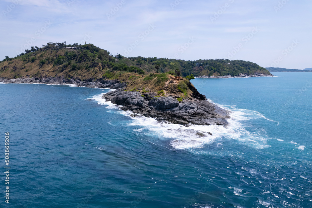 普吉岛海岸鸟瞰图。美丽的海面令人惊叹的海浪海景山