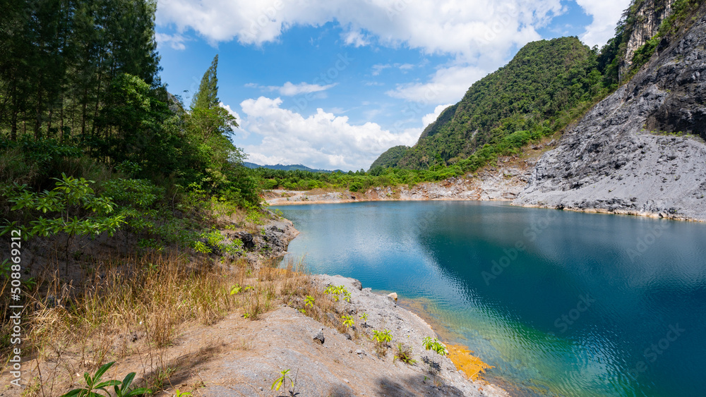 热带雨林中令人惊叹的池塘，有山石山峰，Phang美丽的水面