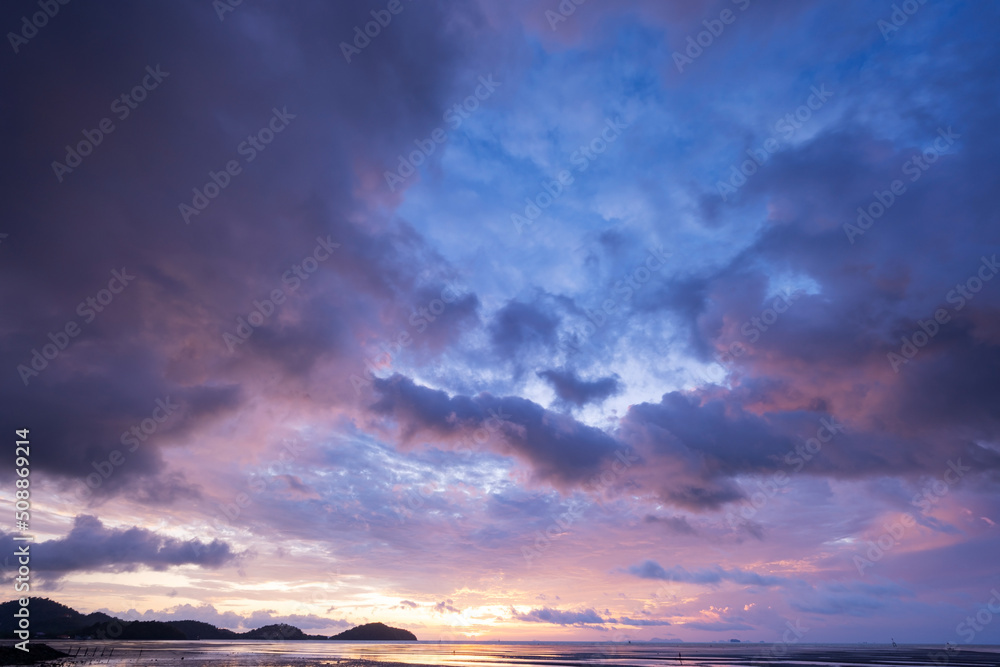 风景壮丽的云朵长时间暴露在天空中日落或海上日出时反射