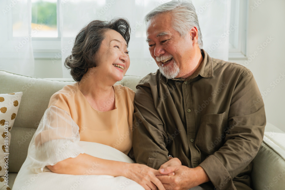 老年亚洲退休年龄结婚夫妇在家一起健康生活方式，老年人笑着笑