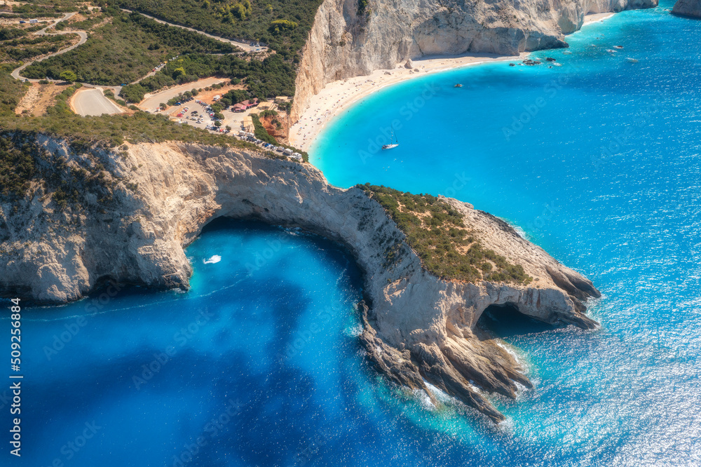 夏日日出时蓝色大海、山脉和白色沙滩的鸟瞰图。Porto Katsiki，Lefkada i