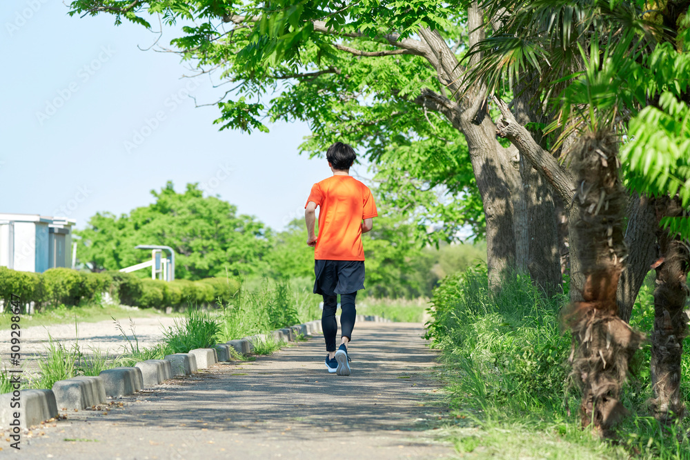 屋外でランニングする男性の後ろ姿