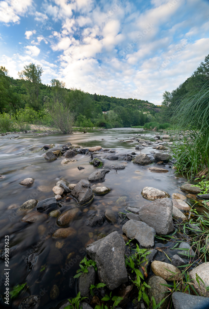 La rivière sauvage de lAllier dans le département de la Haute-Loire en France au printemps