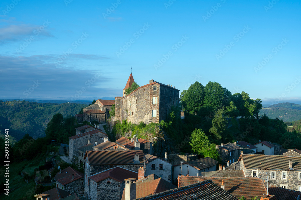 Le village pittoresque de Saint-Privat-dAllier dans le département de la Haute-Loire en Auvergne su