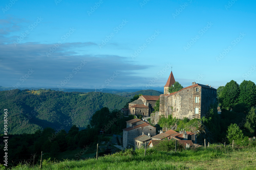 Le village pittoresque de Saint-Privat-dAllier dans le département de la Haute-Loire en Auvergne su