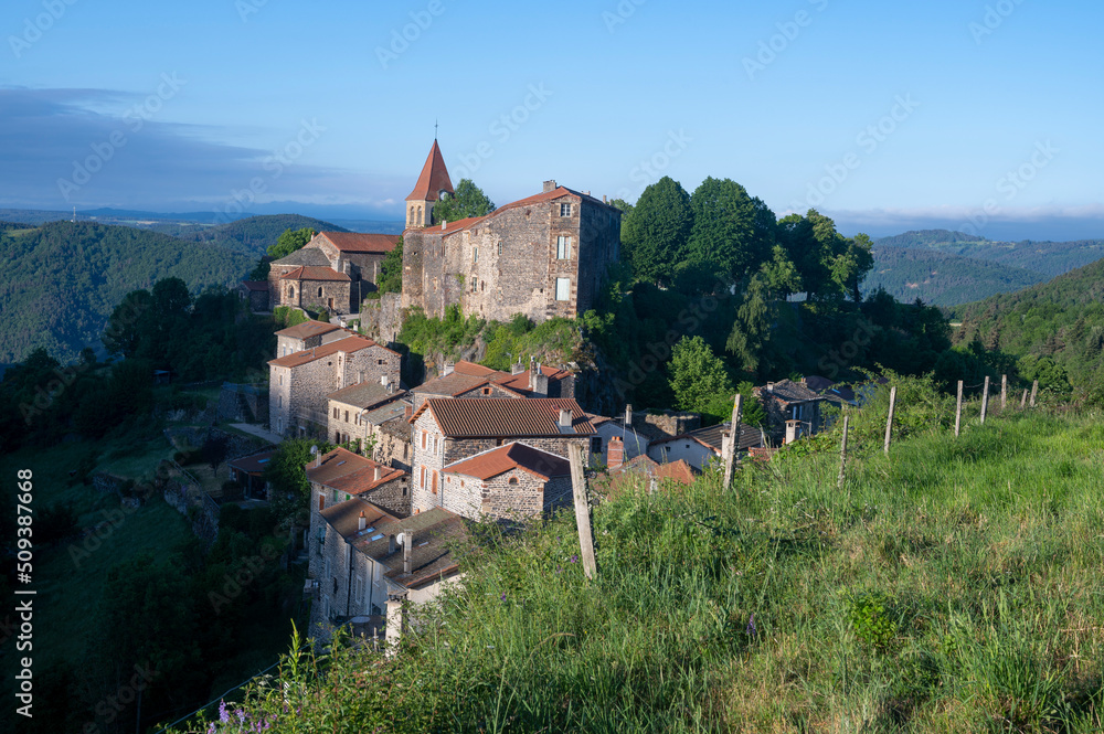 Le village pittoresque de Saint-Privat-dAllier dans le département de la Haute-Loire en Auvergne su