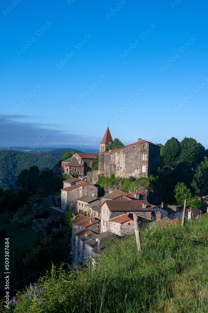 Le village pittoresque de Saint-Privat-dAllier dans le département de la Haute-Loire en Auvergne su