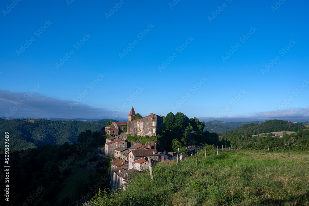 Le village pittoresque de Saint-Privat-dAllier dans le département de la Haute-Loire en Auvergne su