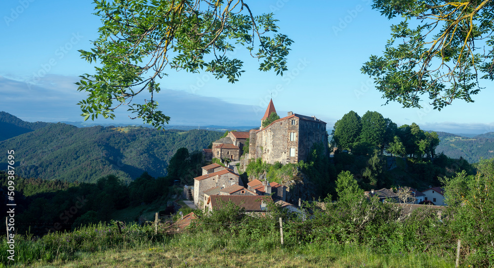 Le village pittoresque de Saint-Privat-dAllier dans le département de la Haute-Loire en Auvergne su