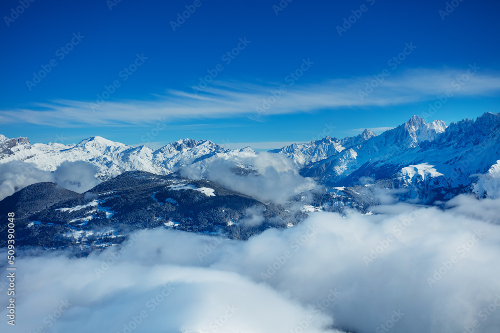 阿尔卑斯山脉和勃朗峰山体上空的全景