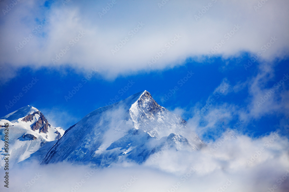 云中的勃朗峰Aiguille de Bionnassay峰