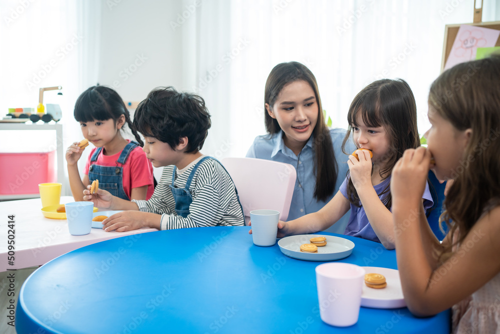 亚洲美女女教师在教室给孩子端零食