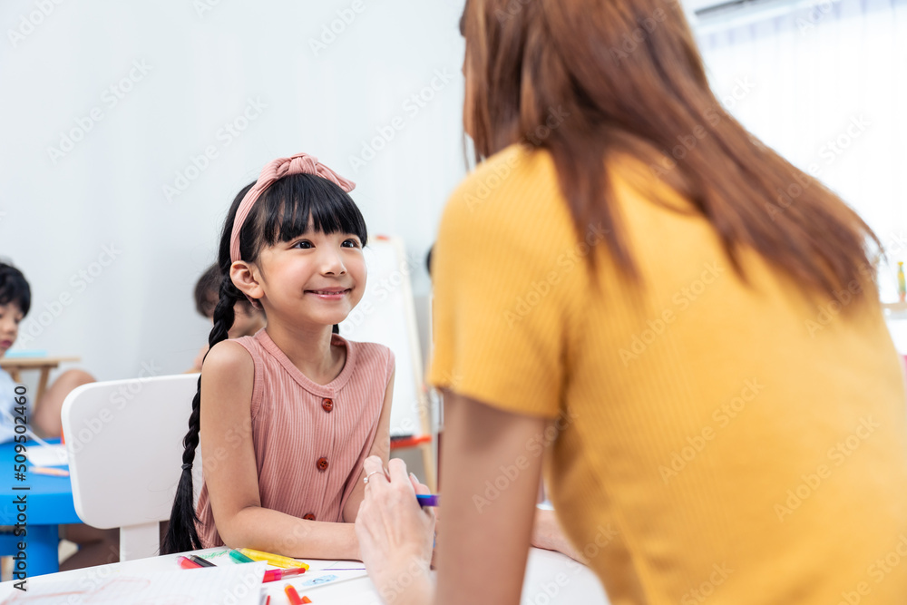 亚洲年轻漂亮的女老师在学校给学生上课。