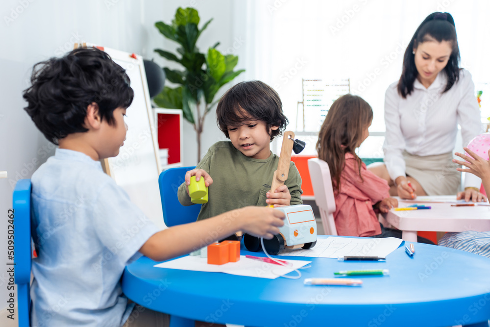 高加索美女老师在学校教孩子们有趣的活动