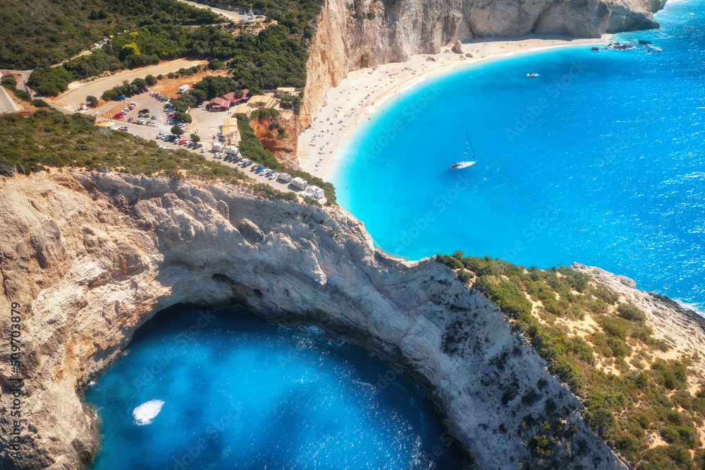 夏日日出时蓝色大海、山脉和白色沙滩的鸟瞰图。Porto Katsiki，Lefkada i