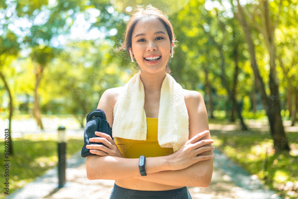 运动亚洲女性青少年在晨跑慢跑健康日常活动阳光下拍摄的肖像