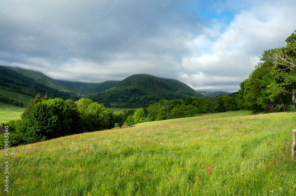 Paysage des Monts du Cantal au printemps dans le Parc Régional Naturel des Volcans dAuvergne en Fra