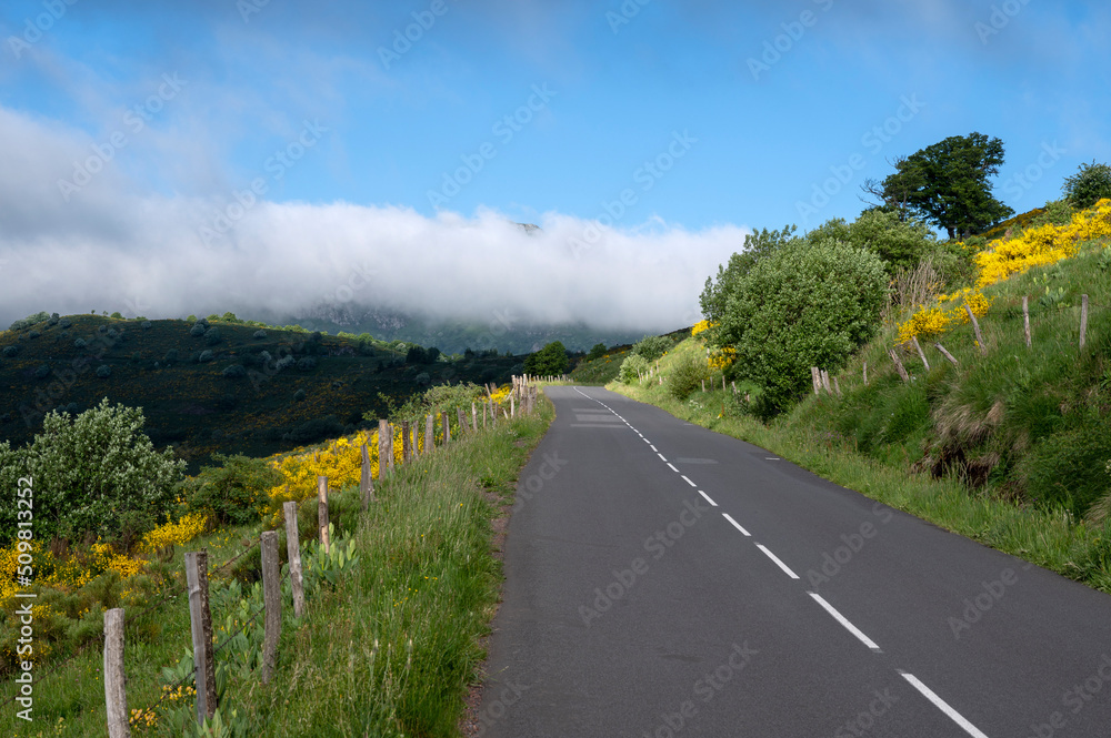 Paysage des Monts du Cantal au printemps dans le Parc Régional Naturel des Volcans dAuvergne en Fra