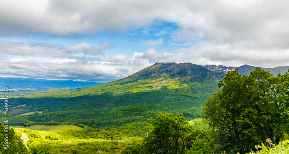 空と雲と新緑の山　雲がかかった岩手山