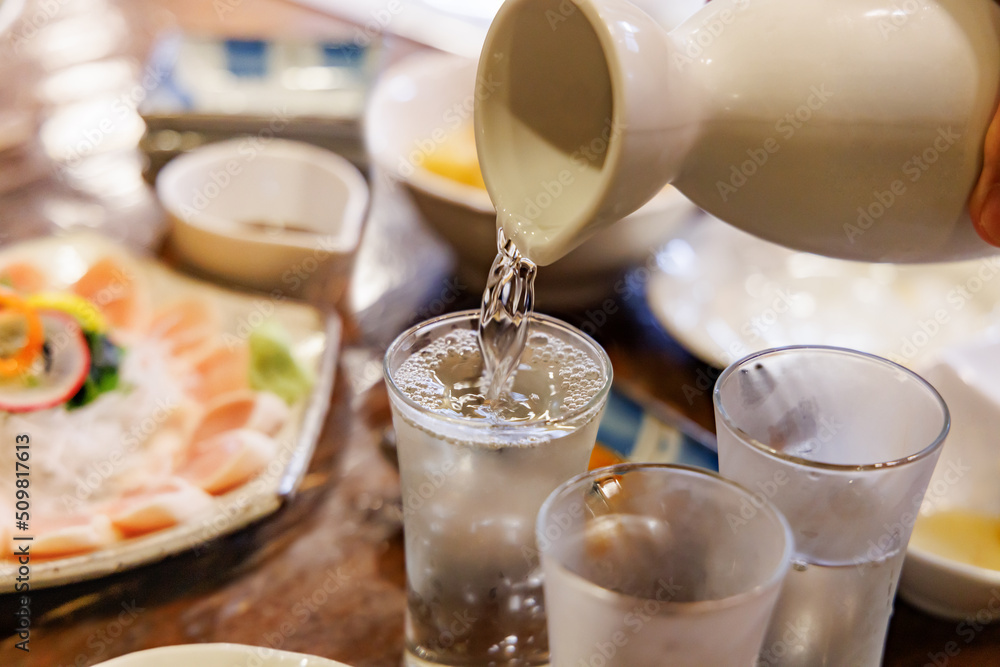 グラスに注がれた美味しそうな日本酒