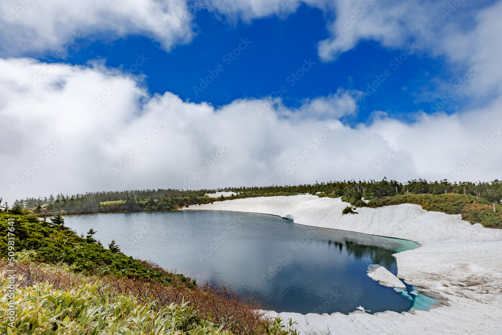 残雪の八幡平　ガマ沼　日本百名山