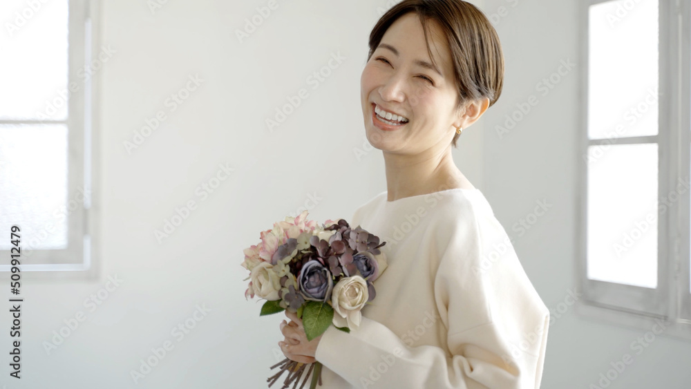 花束を持つ女性