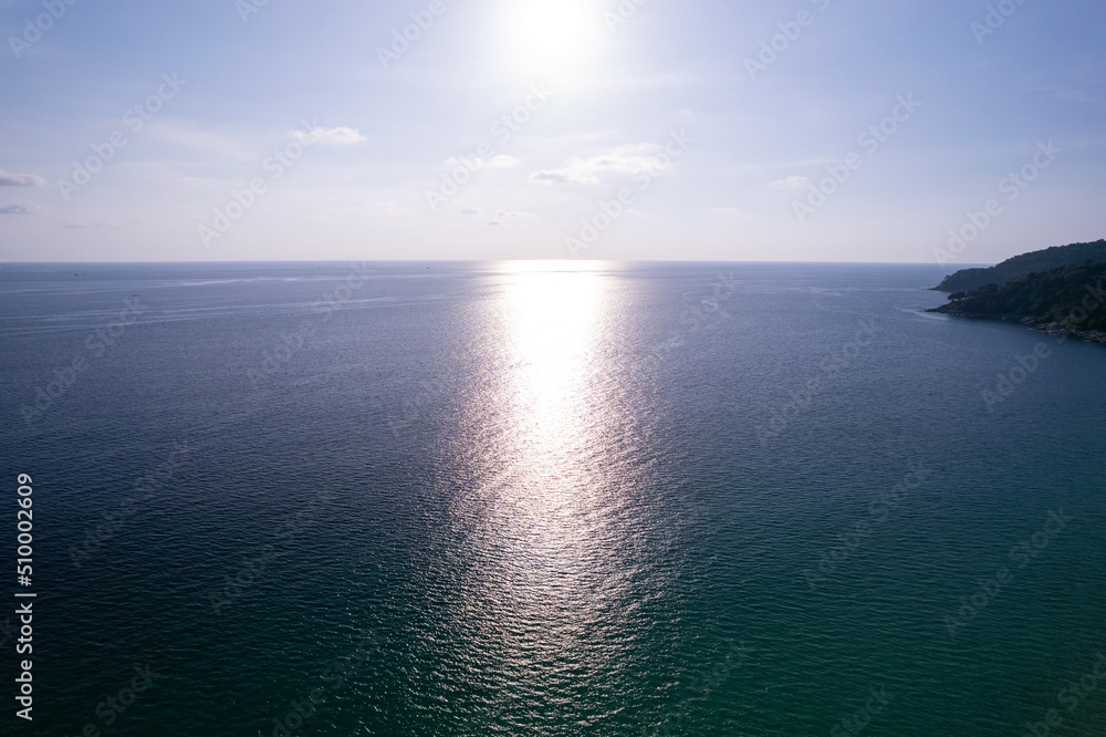 蓝色海面水纹理背景和太阳反射的鸟瞰图空中飞行无人机v