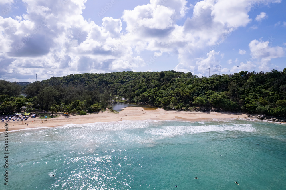 海浪冲击的鸟瞰图沙滩上白沫飞溅的海浪。普吉岛泰国海滩的俯视图