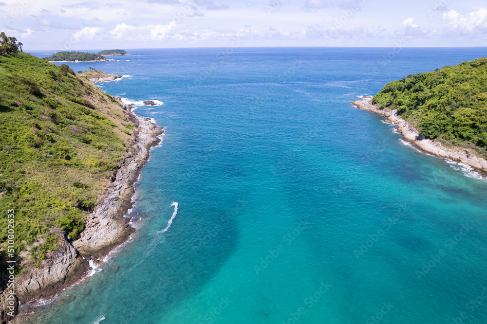 海浪冲击的鸟瞰图沙滩上白沫飞溅的海浪。普吉岛泰国海滩的俯视图