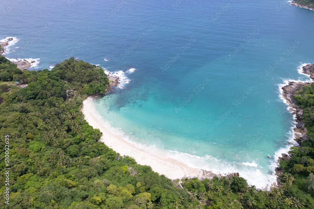 海浪冲击的鸟瞰图海岸岩石上白色泡沫的海浪俯视图岩石海岸