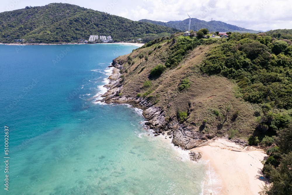 海浪冲击的鸟瞰图海岸岩石上白色泡沫的海浪俯视图Phuk的岩石海岸