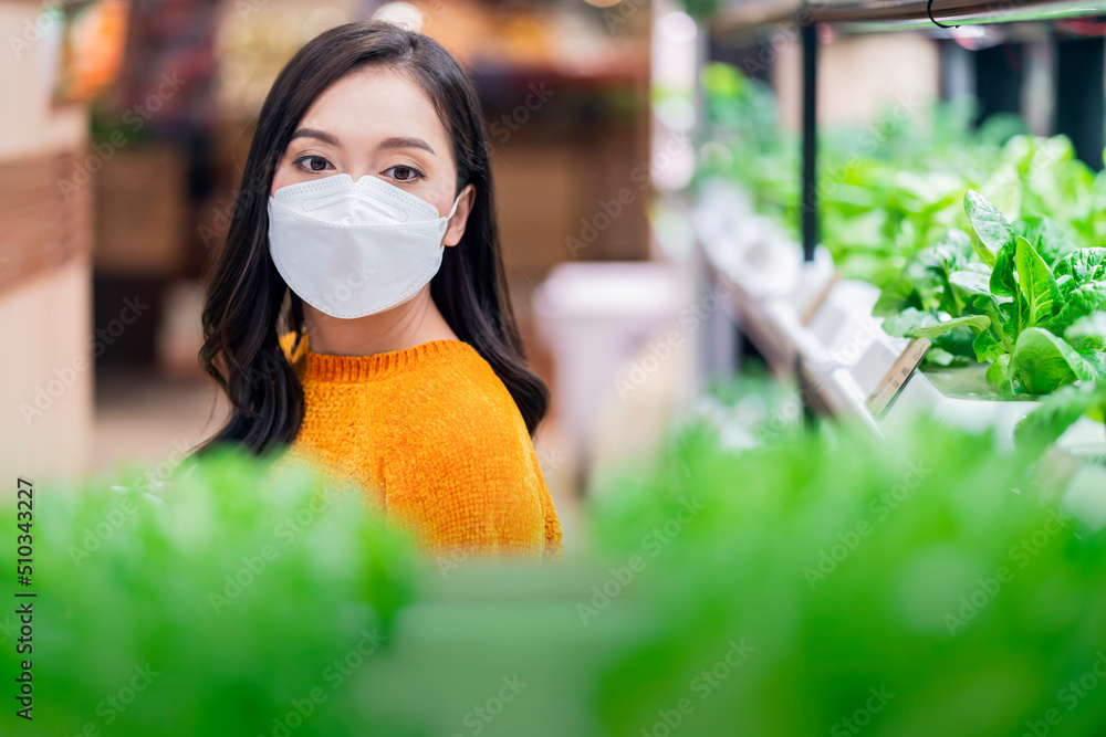 企业家温室水培农场小企业亚洲女业主戴面膜手用