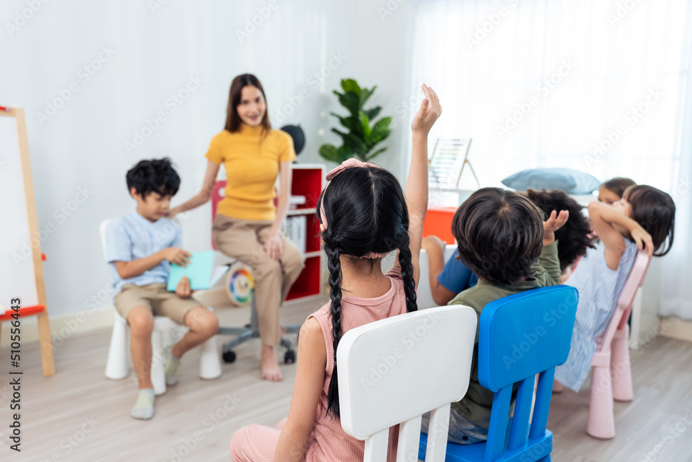 亚洲漂亮的年轻女老师在学校给孩子上课。