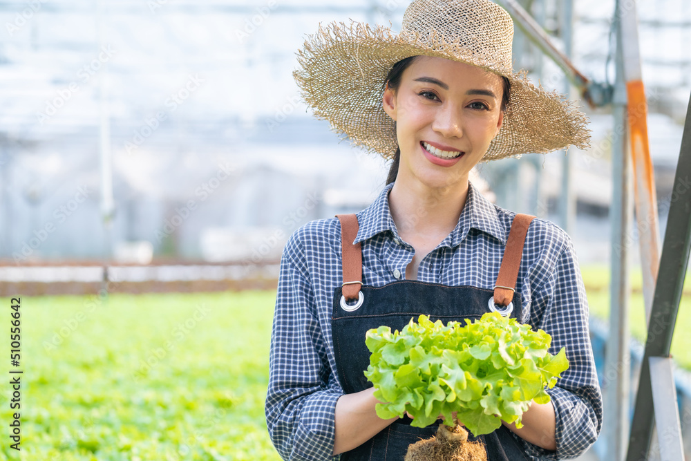 亚洲农民的画像——农场里拿着新鲜蔬菜沙拉的年轻女孩。