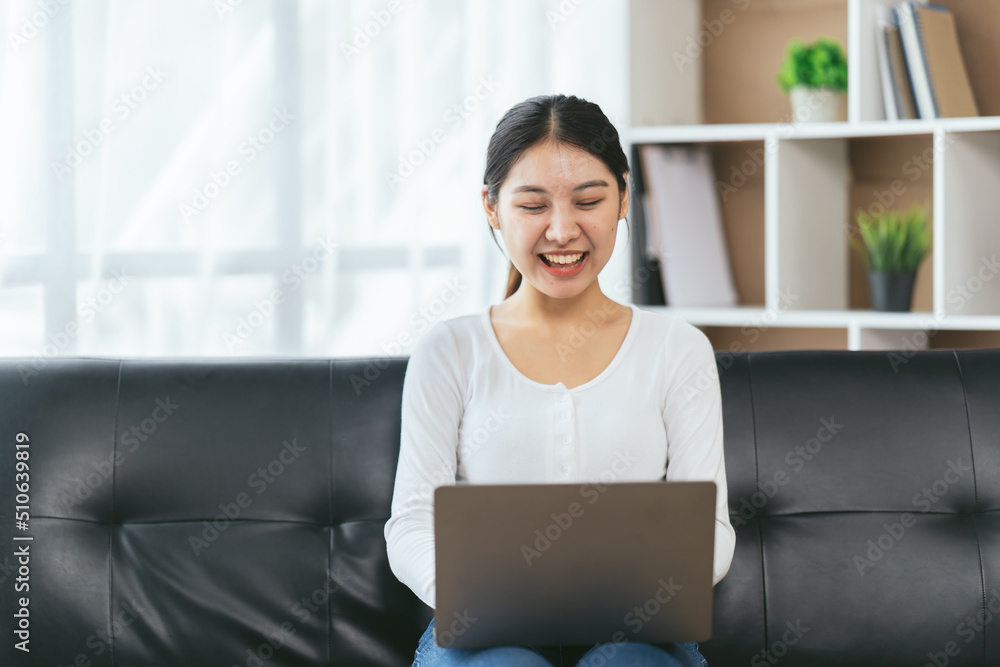 在家使用笔记本电脑的快乐亚洲女性，美丽商业的企业家亚洲年轻女性worki