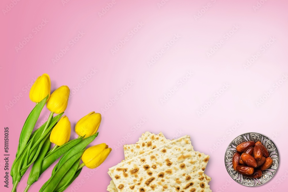 犹太节日逾越节概念与matzah，坚果，鲜花。Seder Pesach春季节日背景