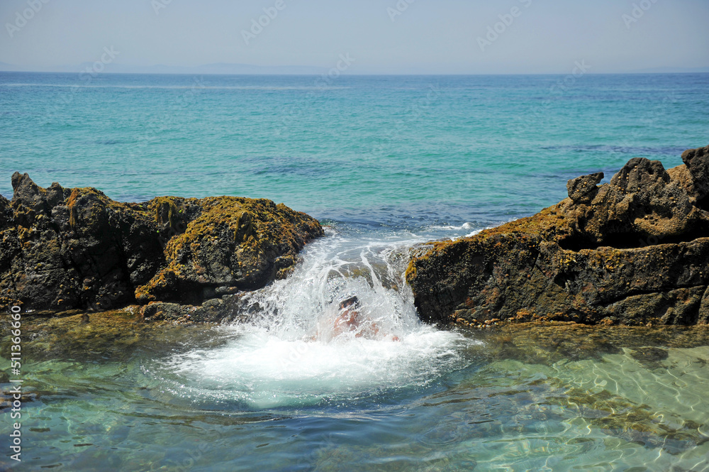 Baño en las piscinas naturales de Bolonia. Piscinas de Bolonia. Situadas en la playa de Bolonia, una