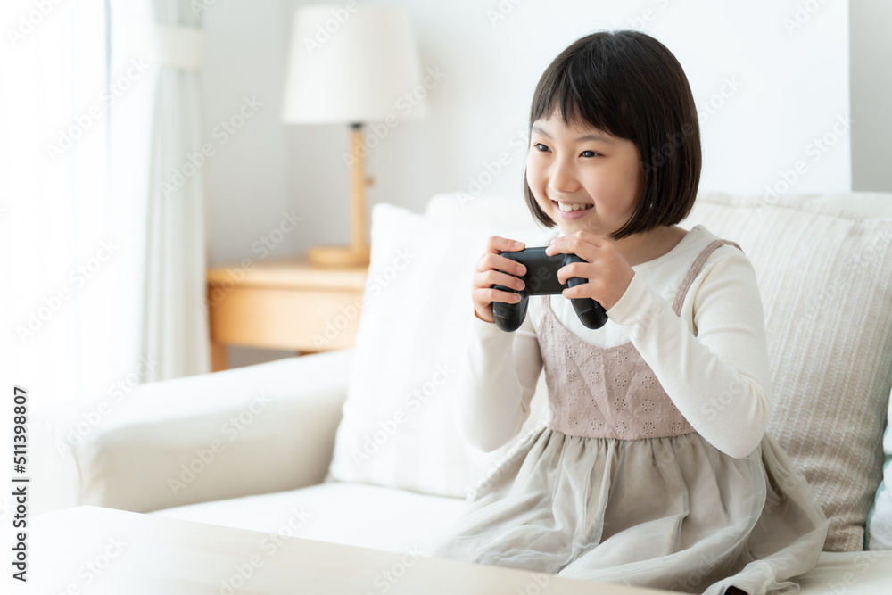 リビングでテレビゲームをプレイする女の子